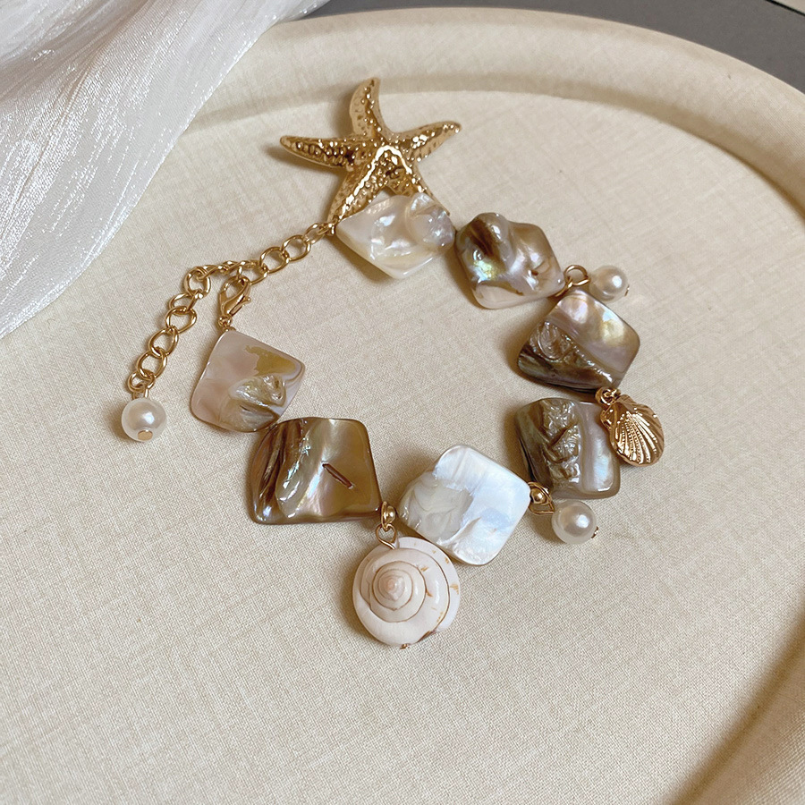 Collar de perlas de estrella de mar con cuentas de estilo de vacaciones junto al mar, nueva cadena de clavícula transfronteriza, joyería de lujo ligera de alta gama de nicho para mujer