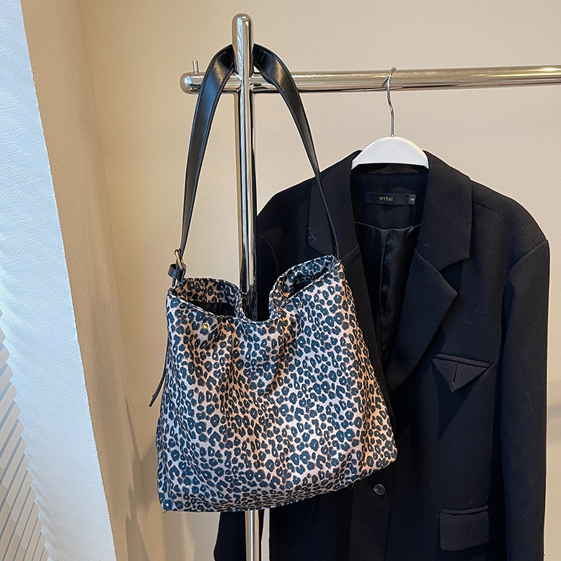 Leopardo bolsos personales casuales de moda femenina versátil mochila de hombro 2024 nueva gran capacidad bolsos de mano simples