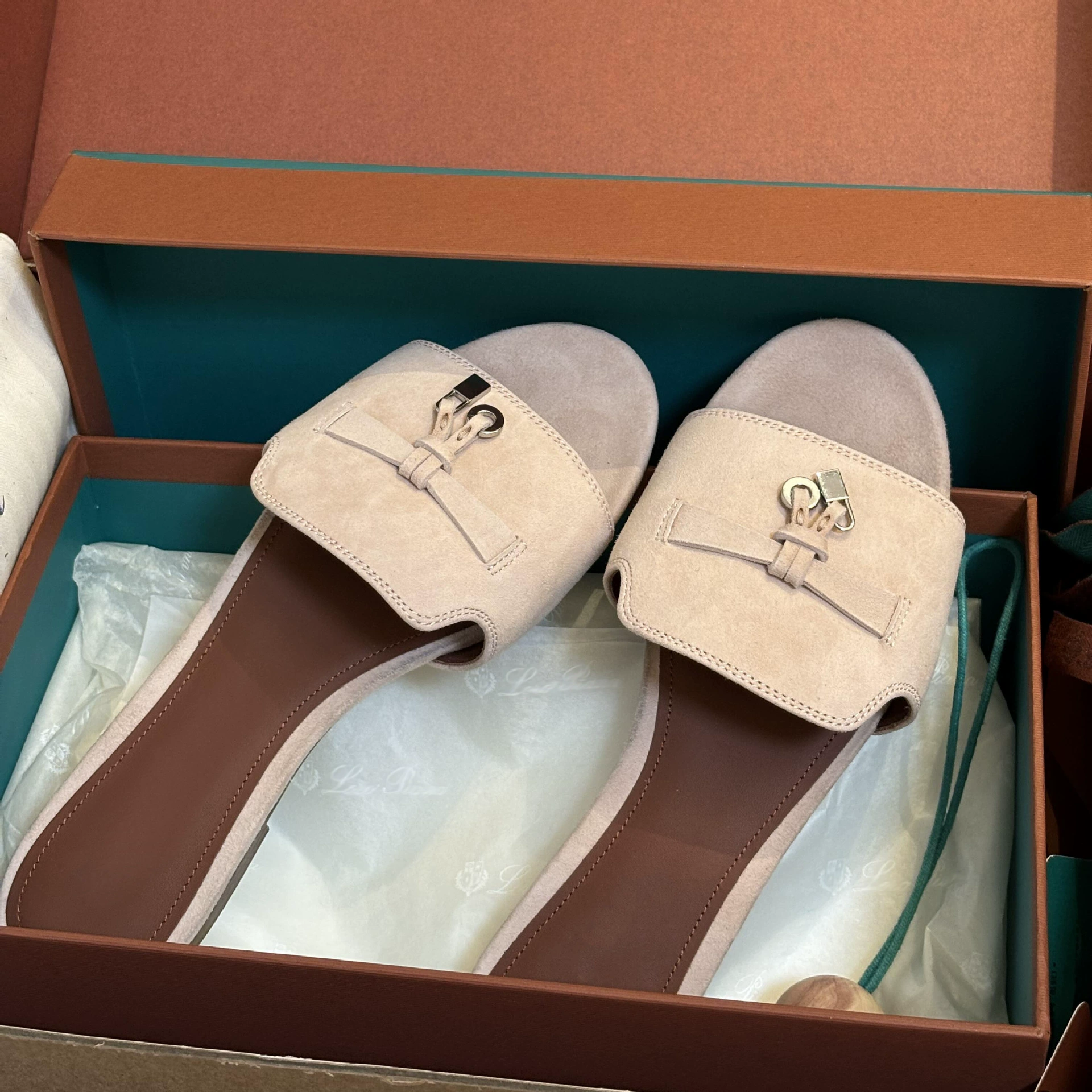 Коровья кожа ~ Кожаные бахромы Xiaojin пряжка с плоским дном тапочки