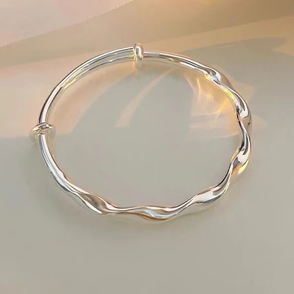 Nuevo Mobius trenzado pulsera femenina Botón Línea onda brillante simple anillo liso de alto grado novias pulsera