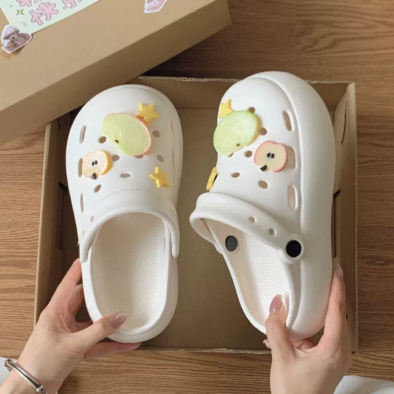 Весёлые и милые женские шлёпанцы с отверстиями для яблок, для ношения на улице летом 2025 года, новинка интернет-знаменитостей, на толстой нескользящей подошве, пляжные полусабо.