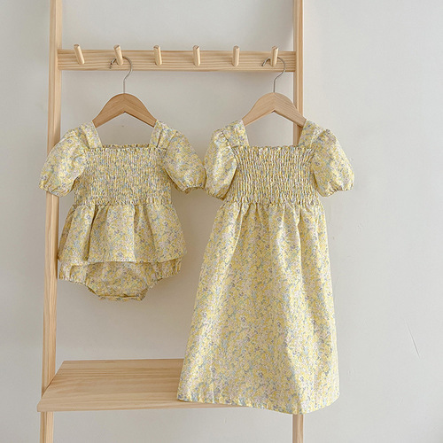 New summer Korean-style ruffled puff-sleeve baby romper for girls, featuring a princess-like floral dress—perfect for sisters' matching outfits and kids' clothing.