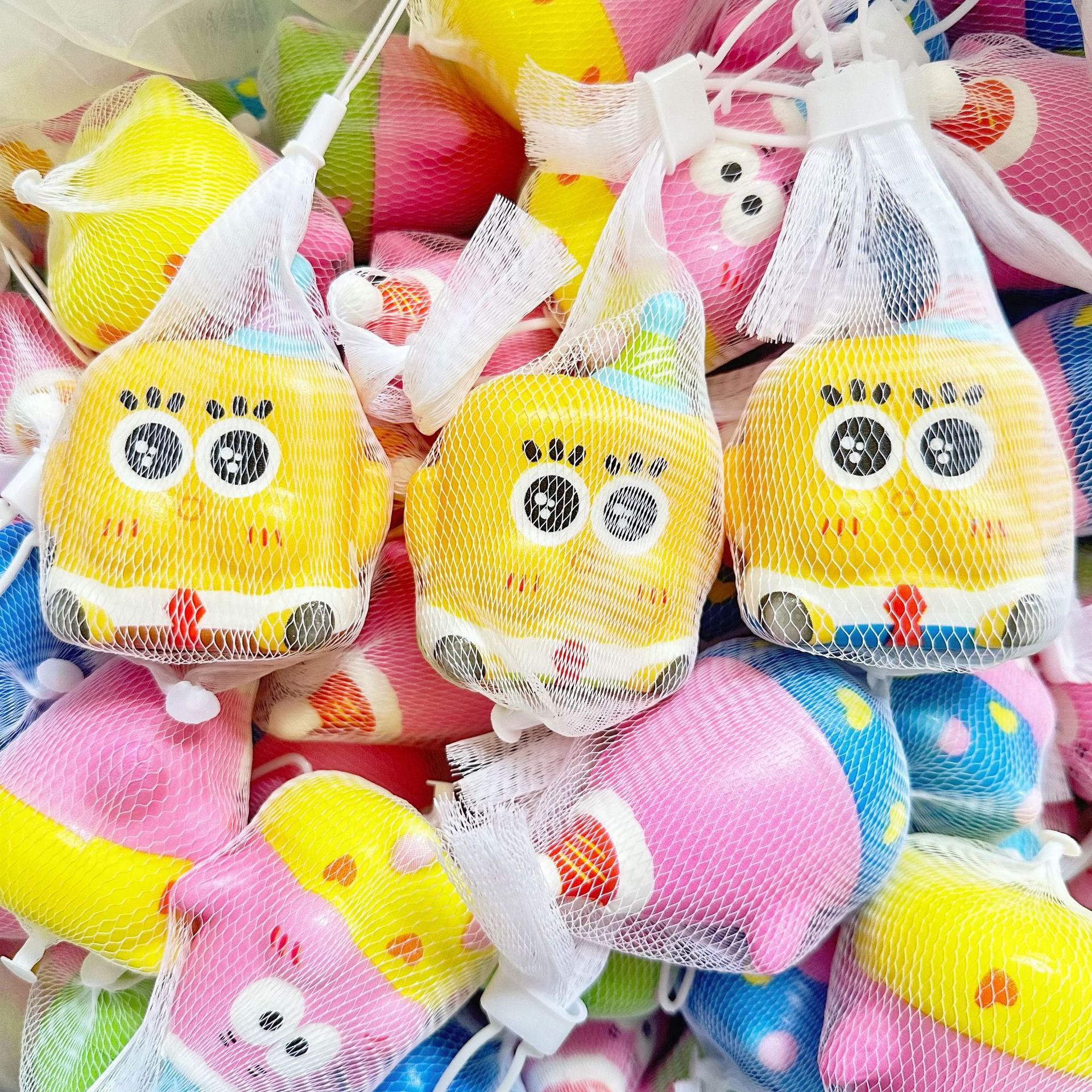 Juguetes blandos de donut para niños, populares juguetes pequeños antiestrés en caja sorpresa, venta al por mayor.