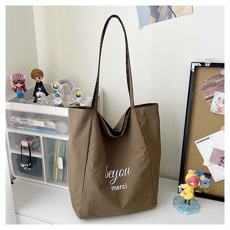 Doppelseitige Canvas-Tragetasche mit Leopardenmuster, große Kapazität, Damen-Umhängetasche im College-Stil, lässige Handtasche im City-Stil, Pendler-Tasche – Detail 17