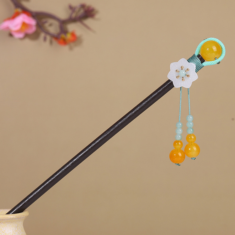 古風のかんざしの流蘇歩は木のかんざしの子供を揺らします。|undefined