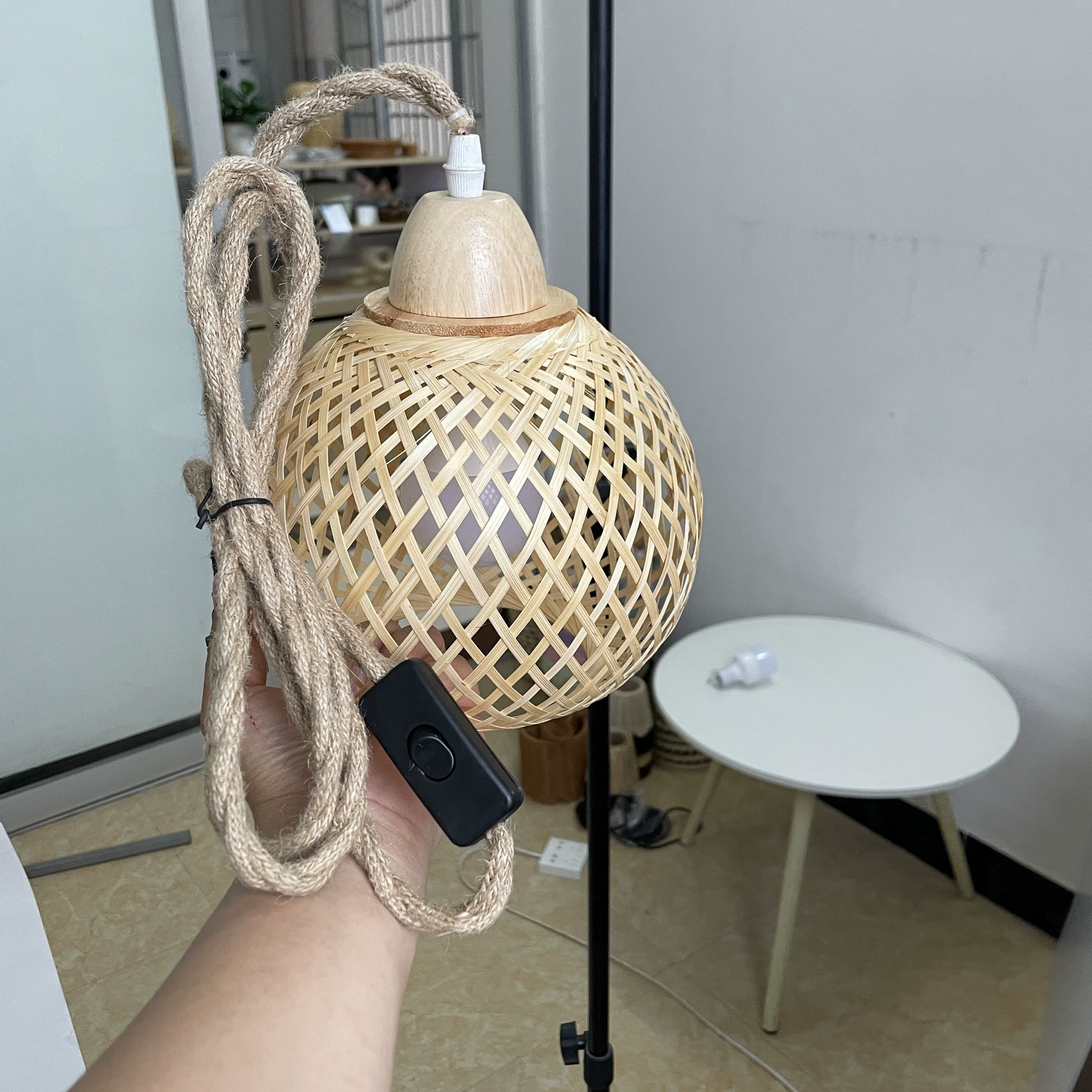 Маленький подвесной светильник из бамбука в китайском стиле с пеньковой веревкой, резьбой по корням ветвей, резьбой по корню тюи, абажуром из бамбука для чайной комнаты.