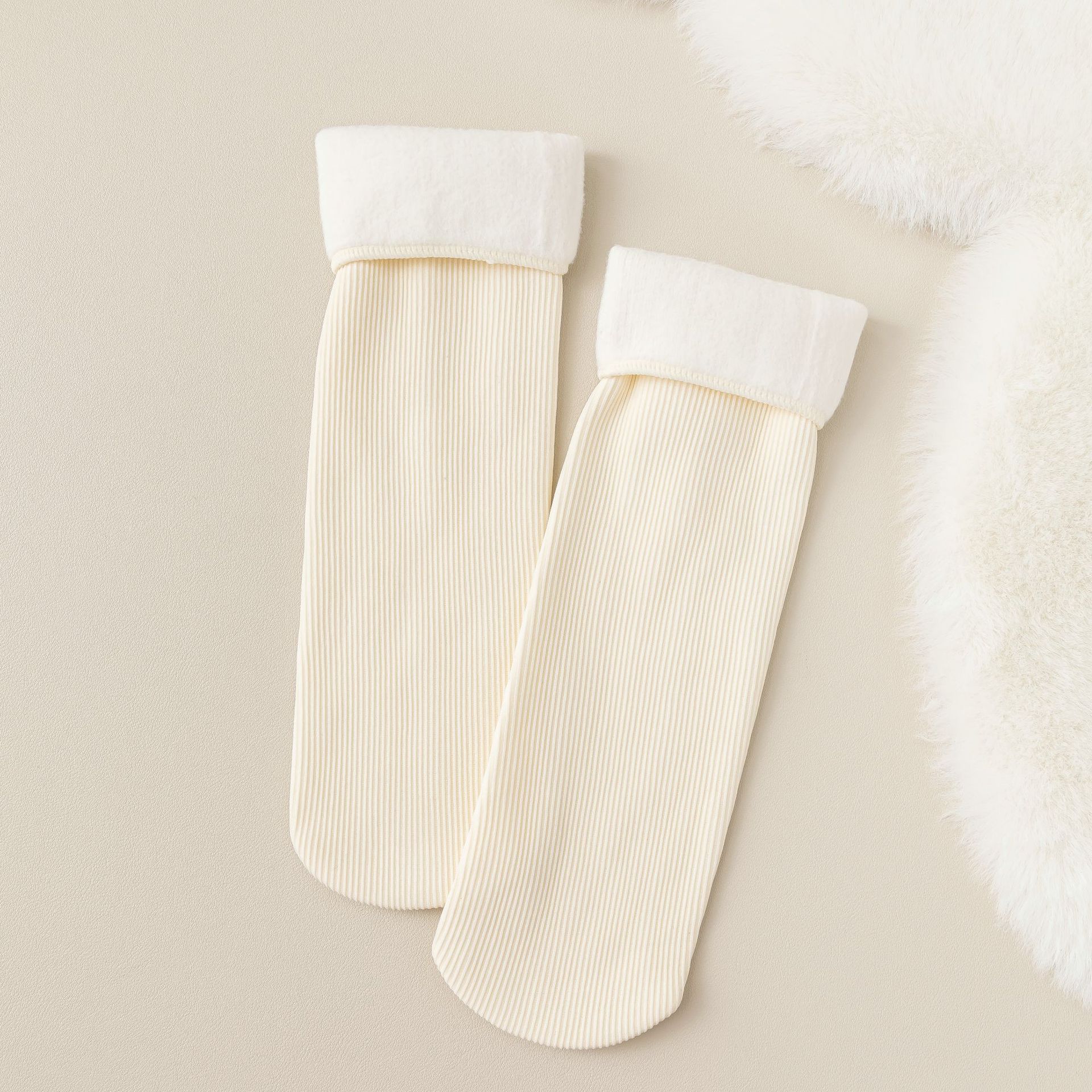 Calcetines de nieve Zhuji tiras verticales para mujer otoño e invierno más calcetines de tubo cálido engrosados de terciopelo calcetines de piso de felpa de color sólido al por mayor