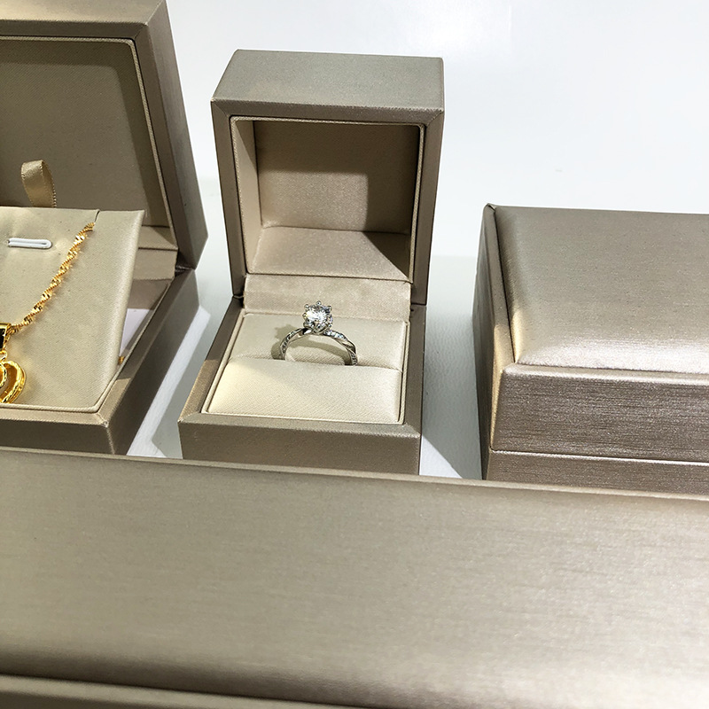 31g Weight Pendant Necklace, Rings, Necklace, Jewelry Boxes Classification 1 Piece Quantity Festival Occasion Pu Leather Material Bag, Box, Solid Color Pattern Simple Style Style Brushed Craft 1 Piece Pu Leather Simple Style Festival Bag Box Solid Color Pendant Necklace Rings Necklace 8