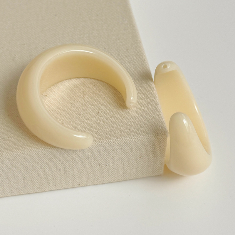 A pair of off-white solid colors [big hole accessories]