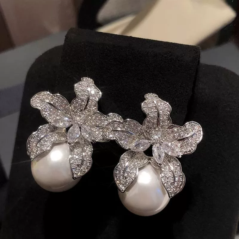Серьги с жемчугом и цирконием, серебро, стиль Chanel, висячие 14.9×11×2.9 см