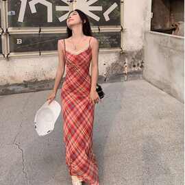 高级感气质格纹吊带裙女早春海边度假风红色收腰连衣裙包臀裙长裙