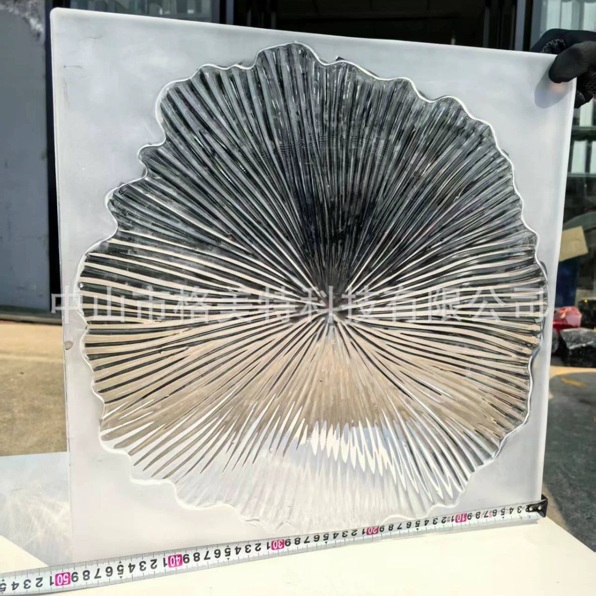 Стеклянный подвесной элемент в форме листа лотоса, ультра-белый кристалл, экран из нержавеющей стали, стеклянный вход, гостиная, отель, декоративная стена