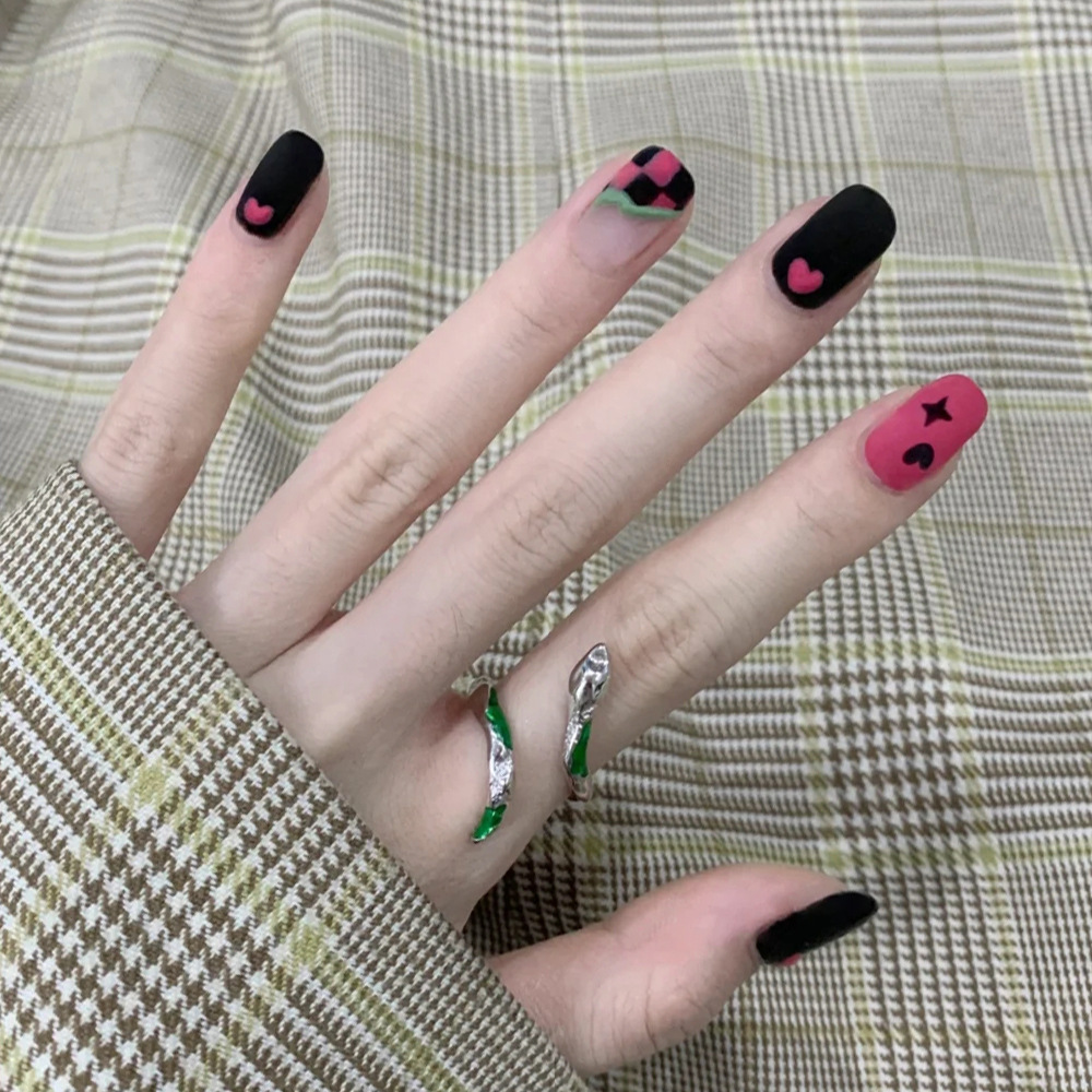 Pink negro, tablero de ajedrez de corazón de桃, manicure dulce, moda, chicas frescas, 24 piezas de uñas falsas, productos terminados.