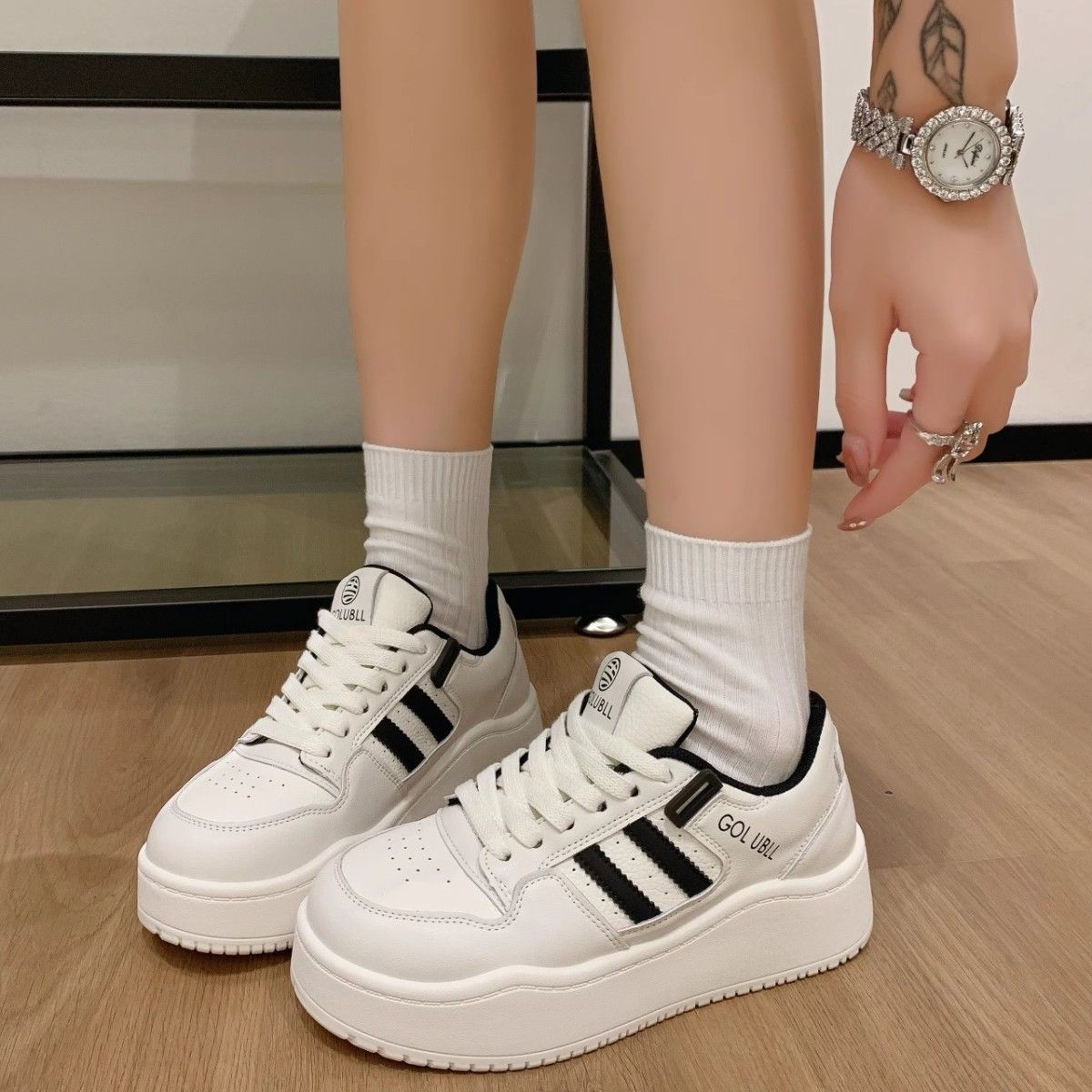 Zapatos de suela gruesa para mujeres 2024 nuevos zapatos casuales deportivos de otoño rojos aumentan la altura de la explosión universal muffin bottom