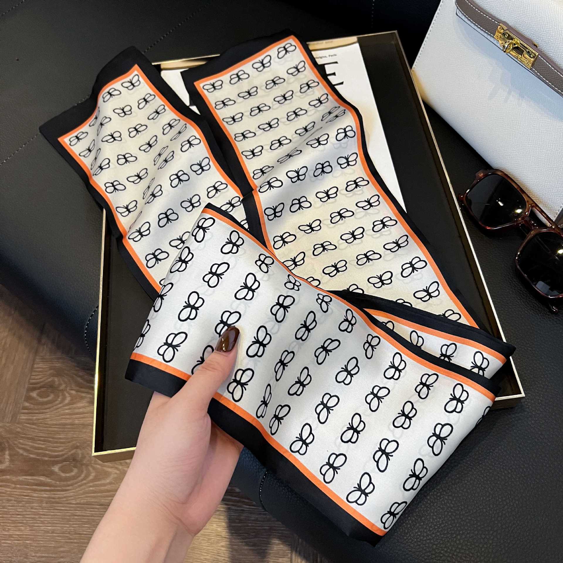 Nueva bufanda de seda pequeña banda larga estrecha para el cabello mujer estilo primavera y otoño moda madre bufanda estilo verano estilo fino serpentina bufanda al por mayor