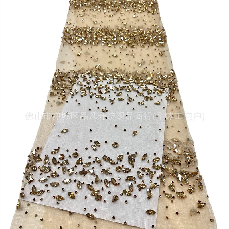 Tejido de malla de diamante de gota de agua laminada mano pesada clavos taladro de cola de pescado vestido de noche tela de boda en stock