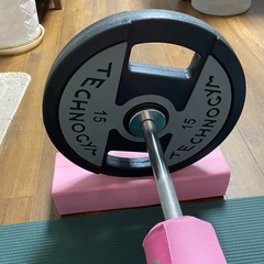 バーベルのクッションパッドを無理に引っ張ってお尻を押してパッドを置きます。