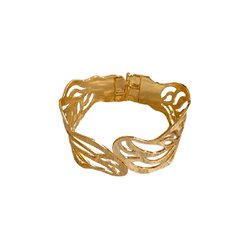 Brazalete abierto de metal de hoja hueca de patrón transfronterizo, pulsera de sentido de diseño europeo y americano, brazalete de temperamento retro de moda, mujer