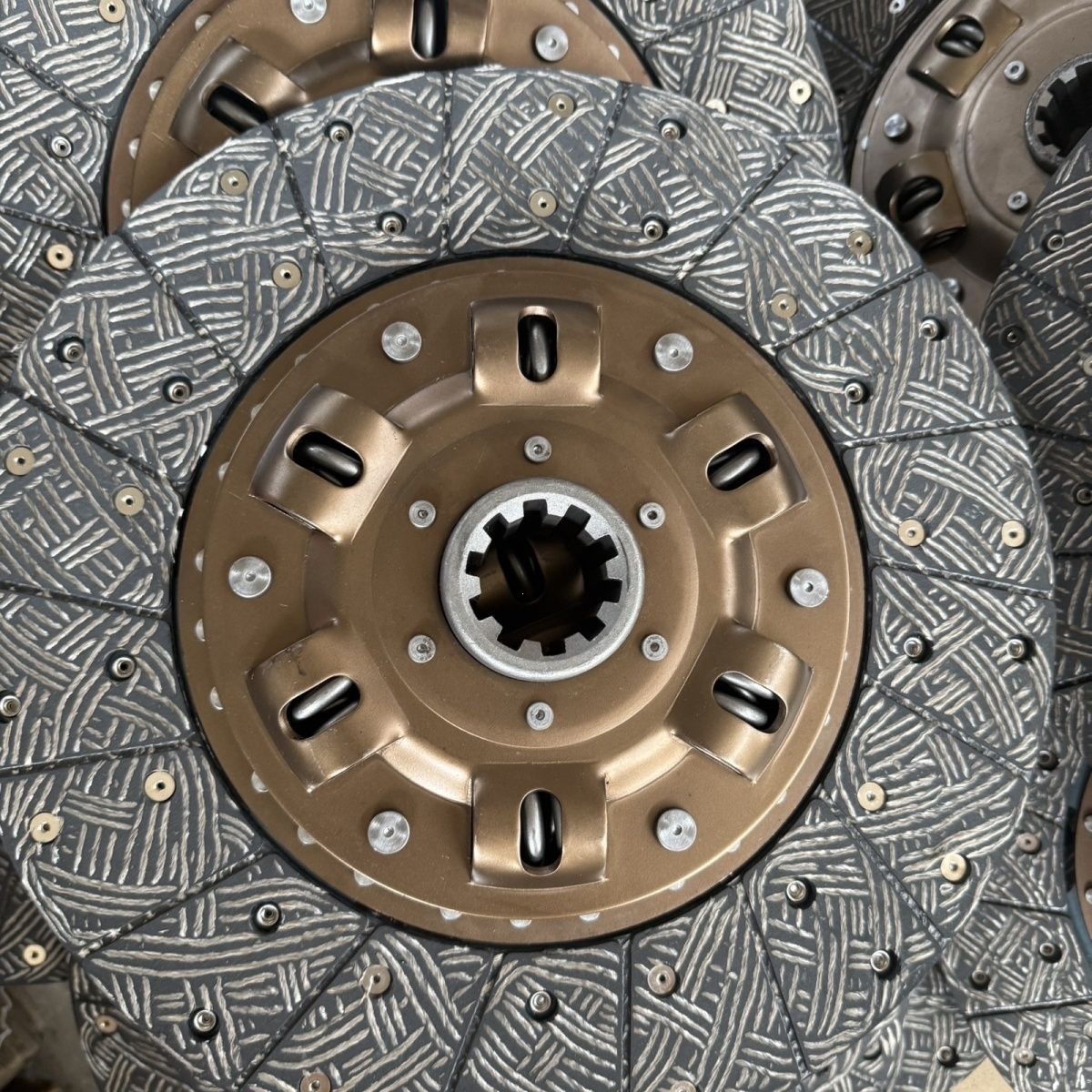 Wear-resistant, flame-retardant clutch plates for each vehicle model, three-piece set with pressure plate. Contact customer service before ordering 321