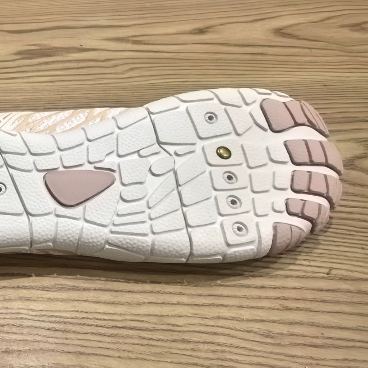 Nailed river tracing shoes for men, breathable anti-static water shoes for women, copper nails for beach swimming shoes, mountaineering shoes, copper nails can be customized