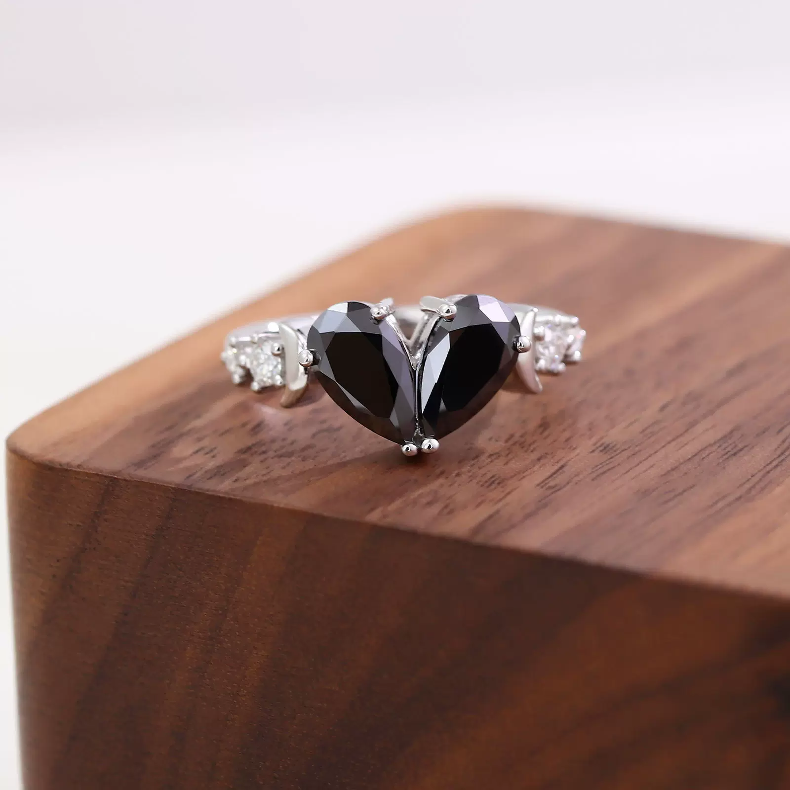 INS风情侣戒婚黑莫桑爱心男女戒个性小众欧美风生日礼物工厂批发