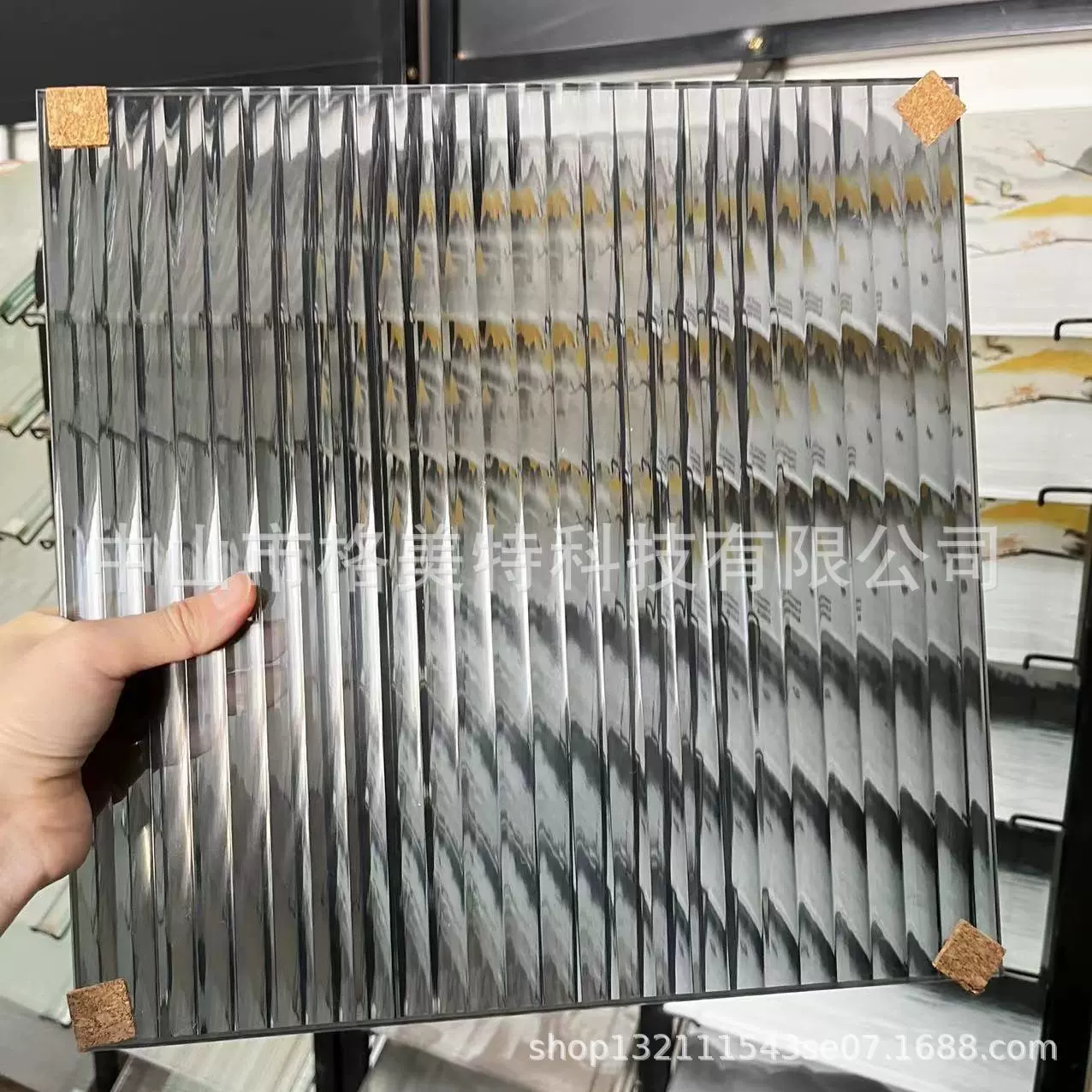 Золотой светлый чай Changhong стеклянный цельный гофрированный волнистый закаленный вертикальный зернистый серый стеклянный Перегородочный экран минималистские двери и окна GMT