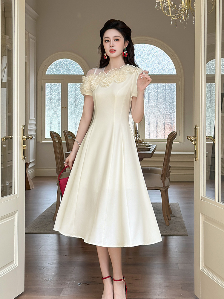 Váy maxi nữ thiết kế kiểu Pháp, trễ vai cánh hoa, ôm eo, xòe nhẹ — mơ