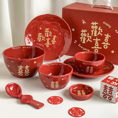 喜びの食器と食器のセットは結婚します。