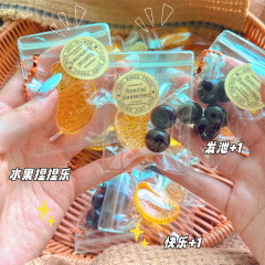 赤い本の震える音は解凍してブルーベリーのミニの果物の袋をシミュレーションします。
