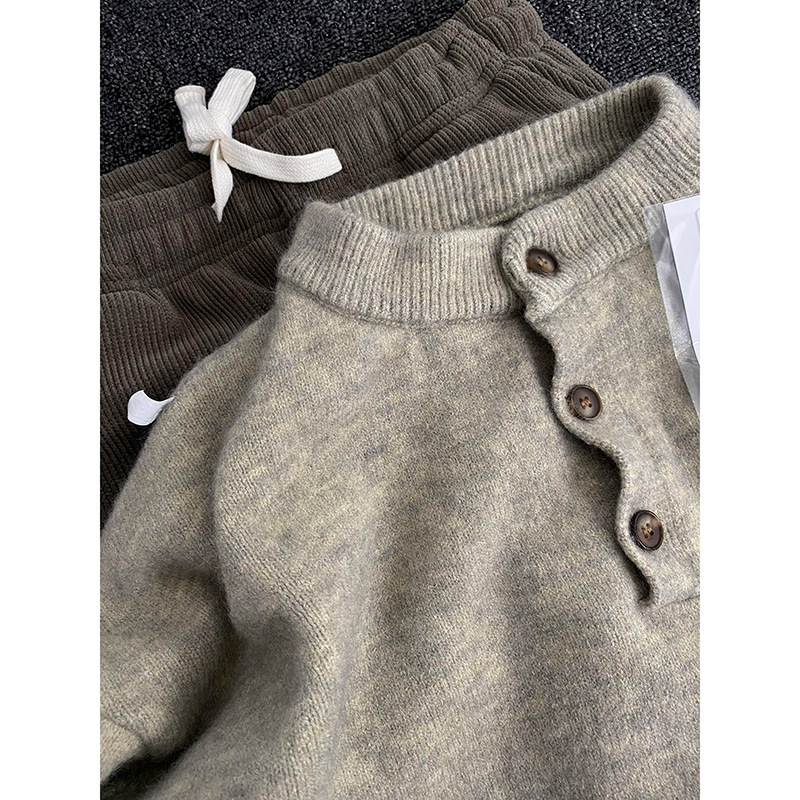 Pull rétro américain à col Henry pour homme et femme, idéal pour l'automne et l'hiver. Style décontracté et haut de gamme, avec un bas en maille tendance._voghion.com