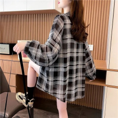 日焼け止め服の女性の夏の薄いコート2025の新型の中で、長袖のシフォンの格子のシャツにゆったりしています。