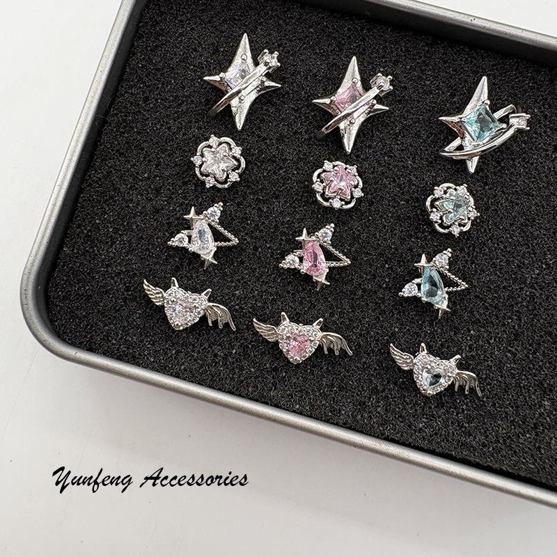 Sweet and Cool Starburst Heart-Shaped 1.2mm Thick Titanium Alloy Ear Bone Stud, Niche Design, Light Luxury Sparkling Diamond Ear Cuff, Exquisite Ear Jewelry Sweet and Cool Starburst Heart-Shaped 1.2mm Thick Titanium Alloy Ear Bone Stud, Niche Design, Light Luxury Sparkling Diamond Ear Cuff, Exquisite Ear Jewelry
