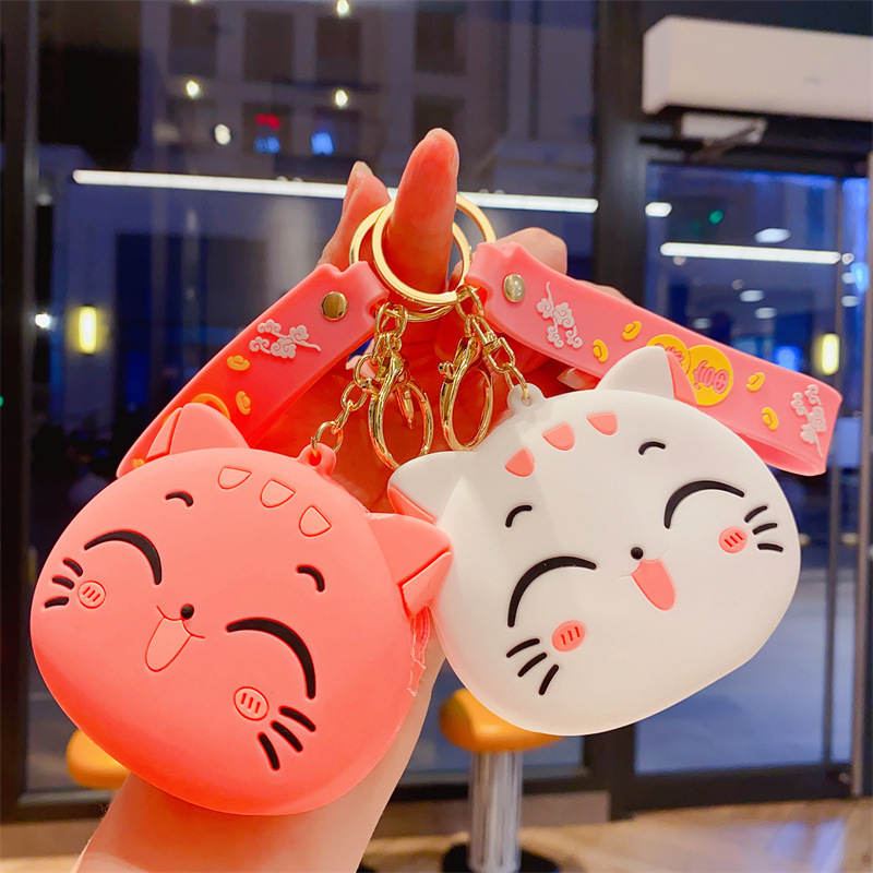 創意的なアニメのかわいい招財猫の小銭入れのキーホルダーは精巧なカバンに飾られています。|undefined