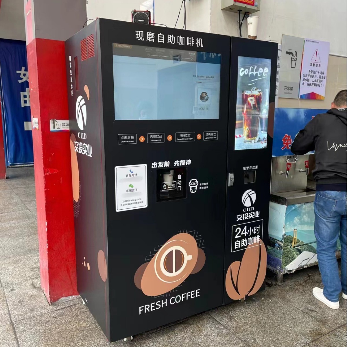 Cafetera de hielo vertical recién molida docenas de bebidas mezcladas y combinadas con cubitos de hielo cuadrados, fondo inteligente