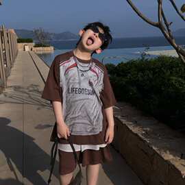 以鸿童装批发男童套装韩系风儿童印花潮流短袖短裤两件2026夏季款