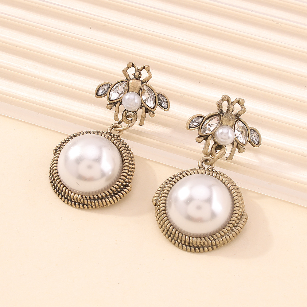 Fashion Glossy Imitation Pearl Little Bee Creative Earrings display picture 8