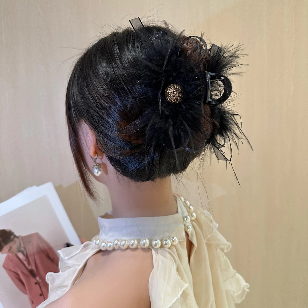 Pasador de Pelo con Lazo y Pluma Negra Estilo 2025 para Mujer, Accesorio de Pelo de Alta Gama con Clip de Tiburón para Otoño e Invierno.