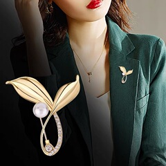 Fishtail brooch for women, high-end temperament corsage, trendy suit pin, collar pin, anti-exposure scarf button, accessories, clothing wholesale