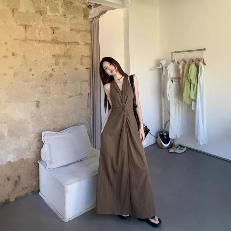 Twist V Neck Dress for Women, Summer Elegant, Waist Slimming Look, Sleeveless A-Line, Unique and Chic Mid-Length Skirt, Trendy and Elegant