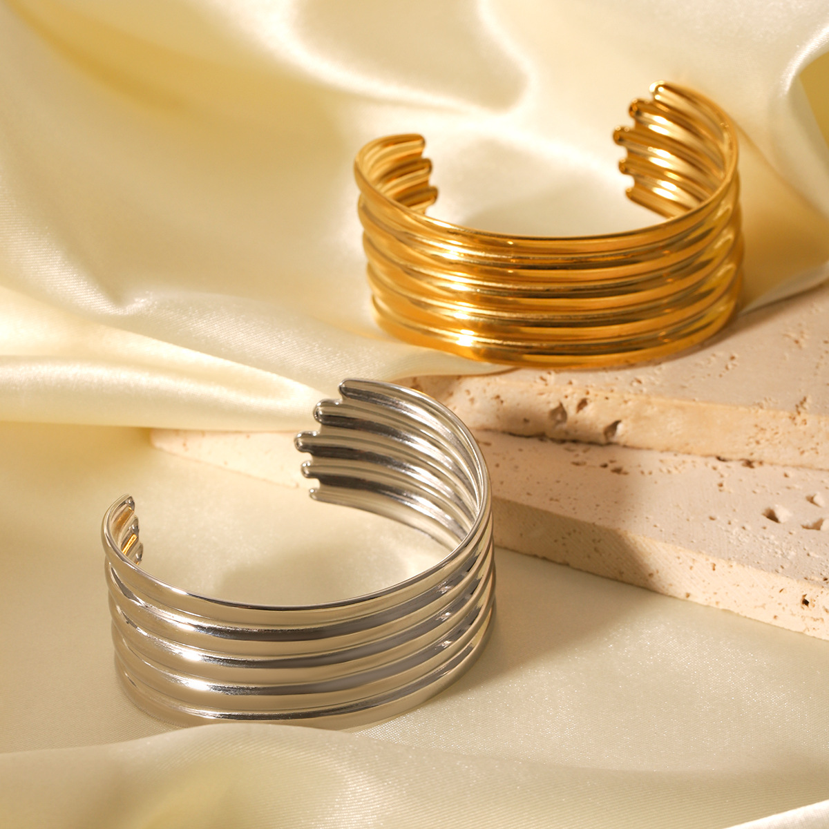 INS personalidad europea y americana exagerada pulsera brillante multicapa pulsera de acero de titanio pulsera abierta de acero inoxidable de oro de 18 quilates sin decoloración