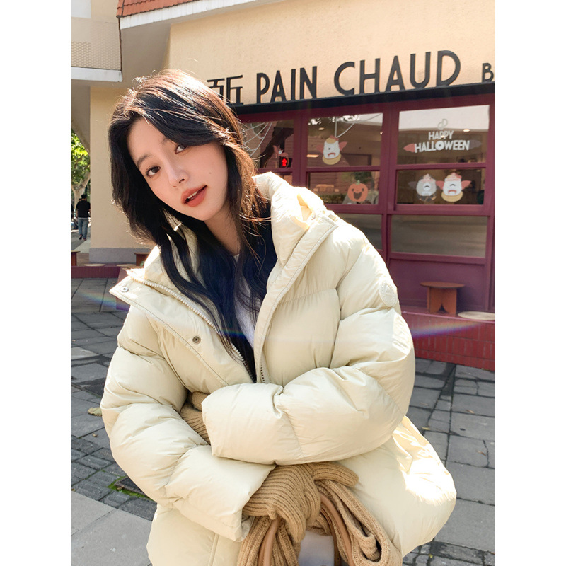 Capa de algodón de plumón corta para mujeres 2025 invierno nuevo suelto delgado vestido de pan puff grueso chaqueta de algodón con capuz