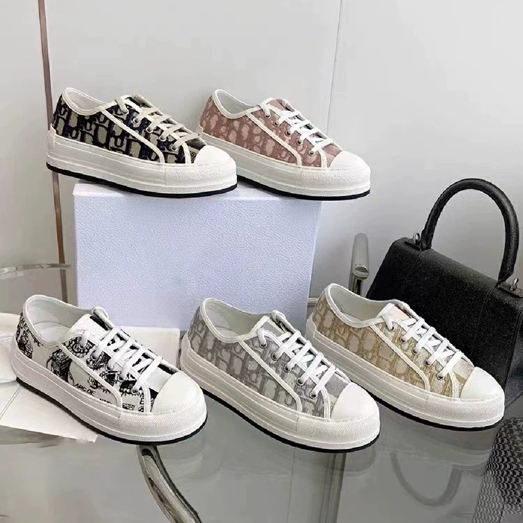 D домой ретро пресбиопия вышитые буквенные брезентовые туфли женские весна и лето 2024 новая толстая подошва для повышения повседневных маленьких белых туфель