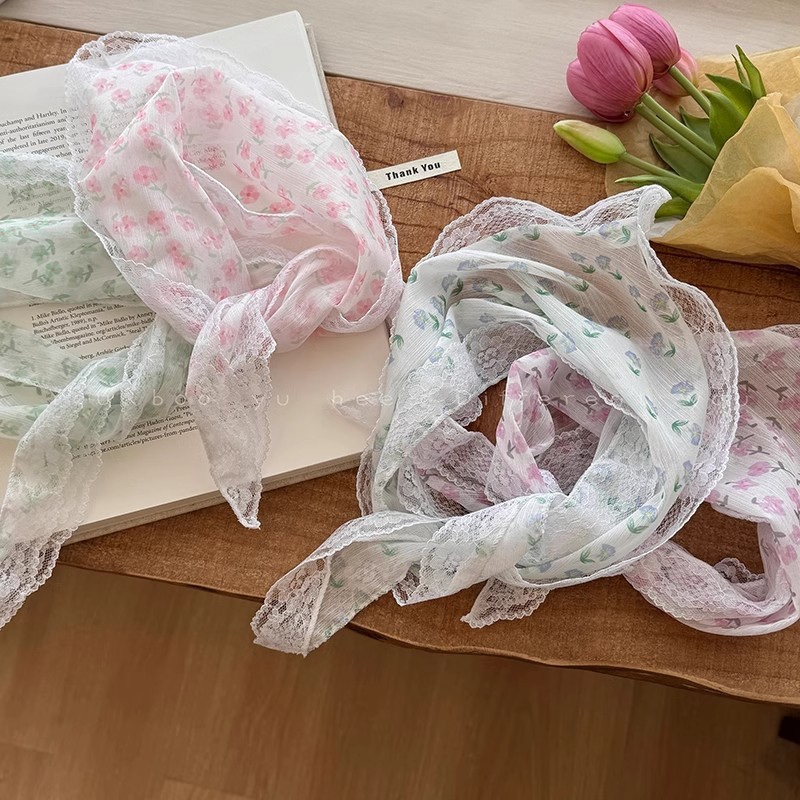 雰囲気感のある砕花のスカーフの女性の頭にはレースのスカーフがついています。|undefined