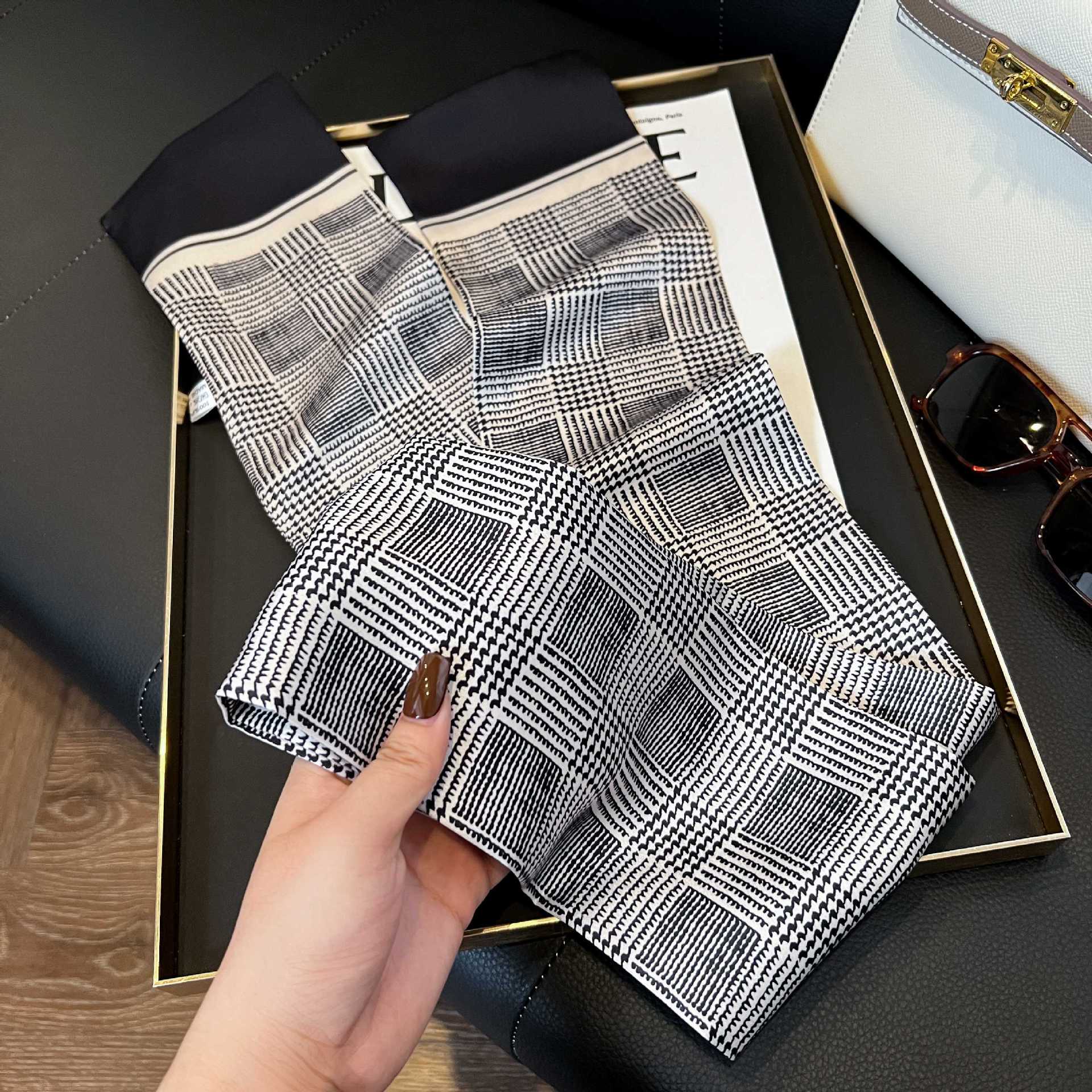 Nueva bufanda de seda pequeña banda larga estrecha para el cabello mujer estilo primavera y otoño moda madre bufanda estilo verano estilo fino serpentina bufanda al por mayor