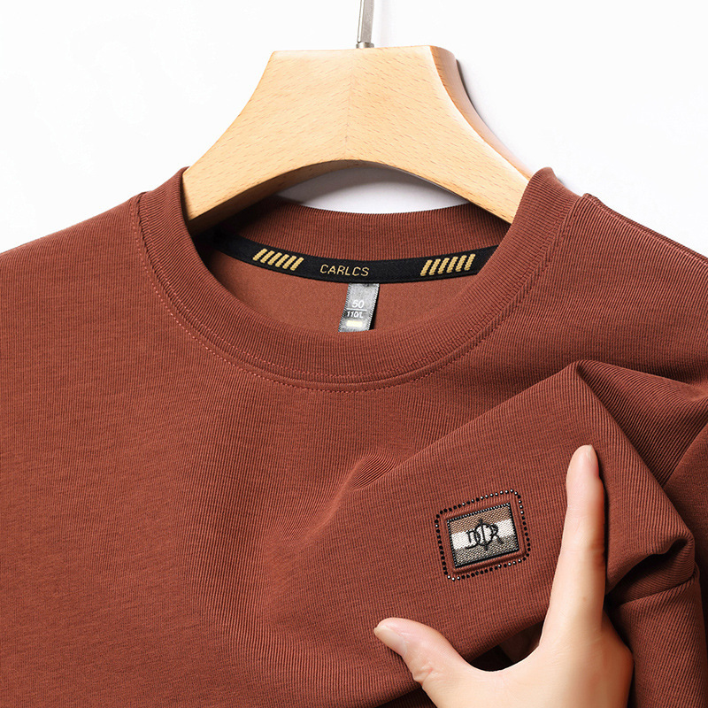 La felpa con cappuccio a girocollo da uomo emana un'atmosfera di alta qualità. È uno strato di base alla moda per la primavera e l'autunno, con una lunga scollatura._voghion.com