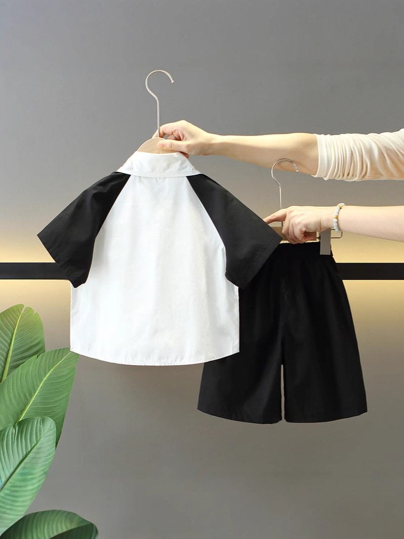 7871 Traje de verano para niños 2025 Camisa de manga corta estilo universitario Pantalones cortos de verano para niños de dos piezas Ropa de bebé