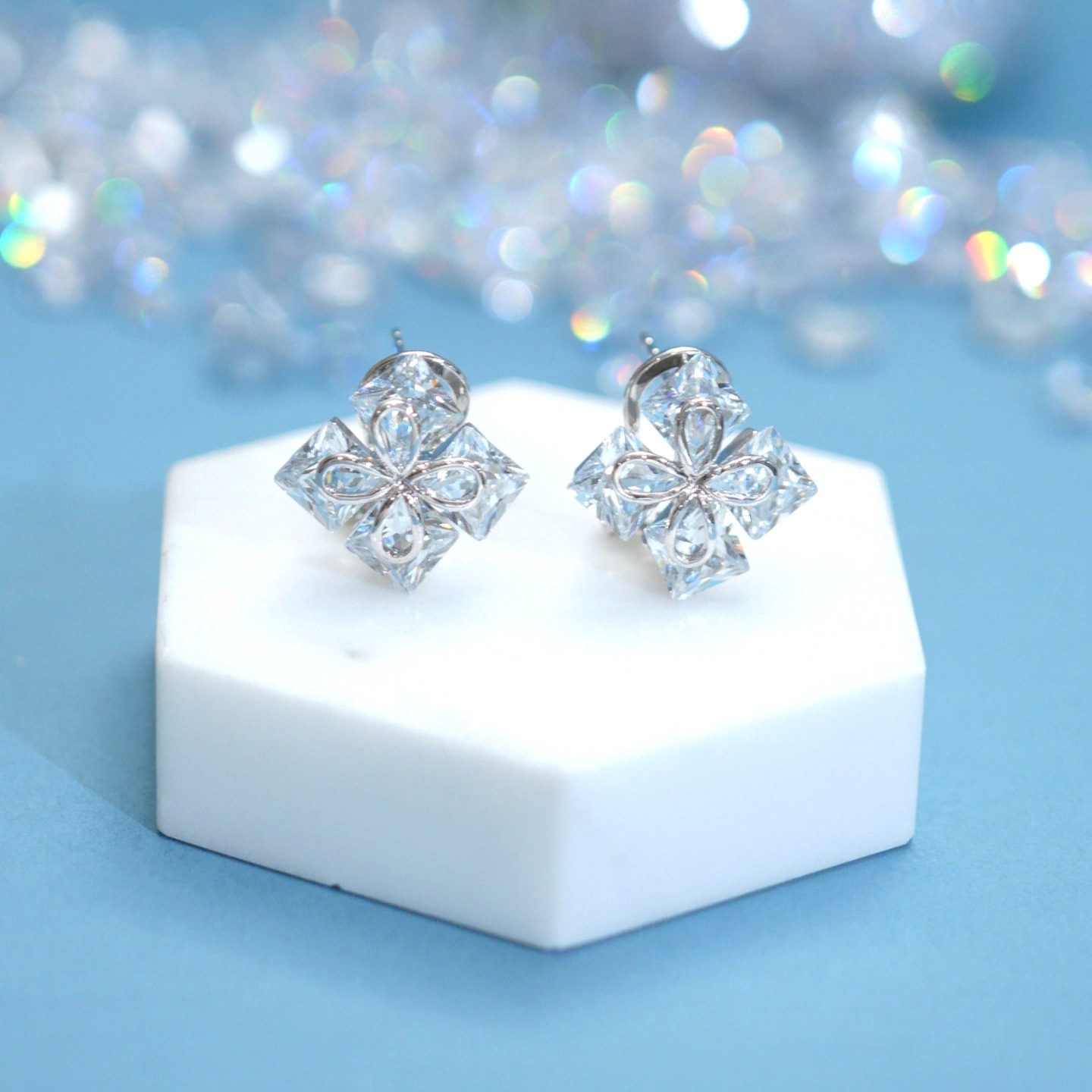 Xuping moda temperamento incrustado de zircon artificial cuatro hojas pernos brillante lujoso ligero pernos otoño invierno pernos