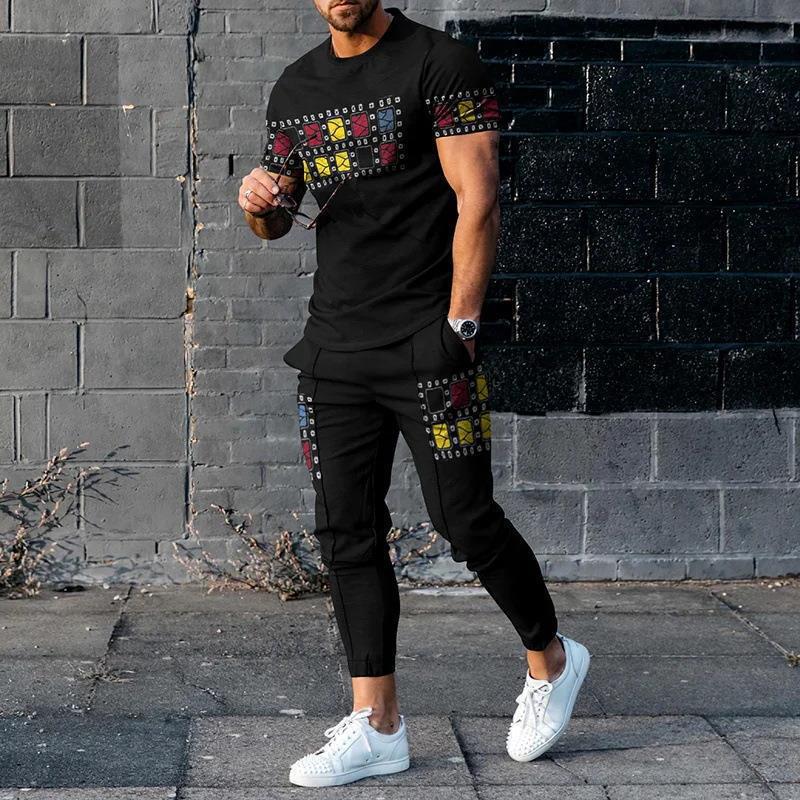 男性のスーツの夏の青年の半袖のtシャツのストライプは色のゆったりした弾力の薄い運動のズボンの2つのセットをつづり合わせます。|undefined