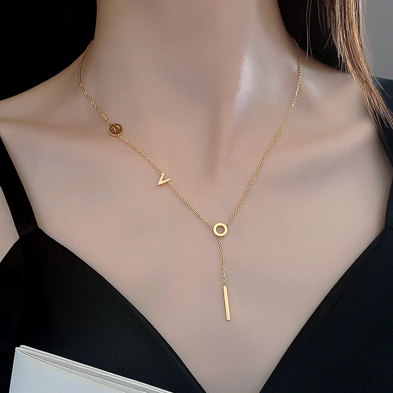 Collana minimalista in oro autentico da coppia AMORE, accessorio femminile con catena rossa con clavicola a rete_voghion.com