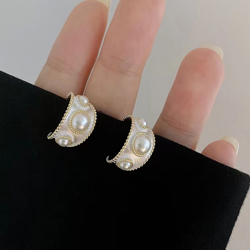 Fashionable retro elegant earrings from pearl